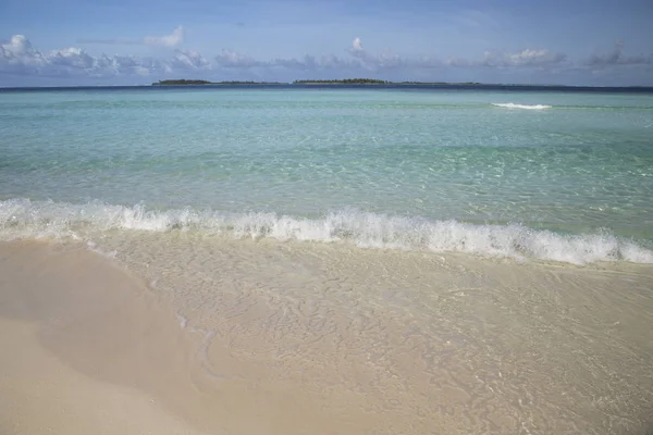 Τροπικό νησί και παραλία με άμμο εξωτικά ταξίδια. — Φωτογραφία Αρχείου