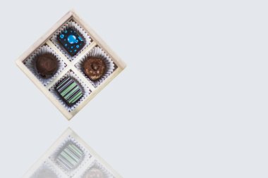 Ahşap kare kutu çikolata elle yapılan.