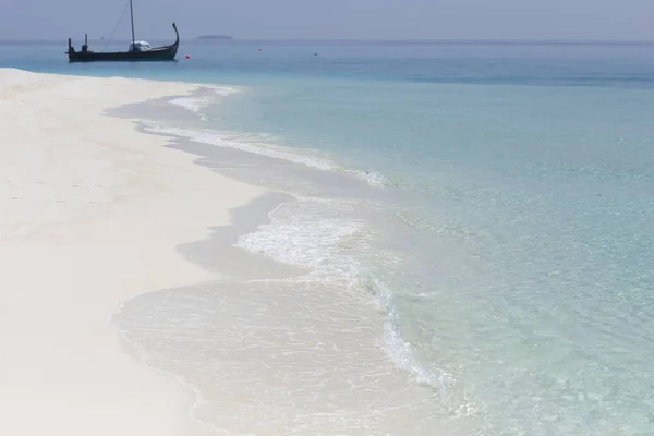 Λευκή άμμο και τυρκουάζ θάλασσα τροπικό νησί. — Φωτογραφία Αρχείου