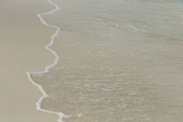 Golven lopen op het zand, tropen. — Stockfoto