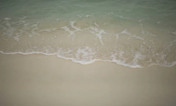 Ondas correm na areia, trópicos . — Fotografia de Stock