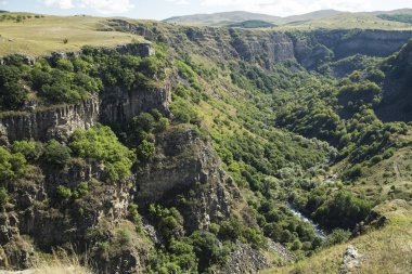 Nehirde dağ gorge .