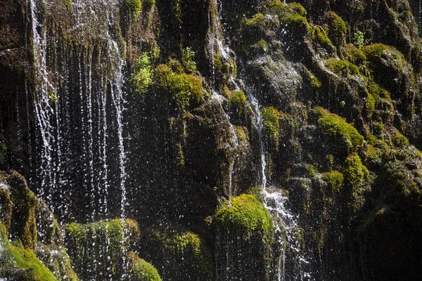 Cascata a cascata sulle rocce  . — Foto Stock