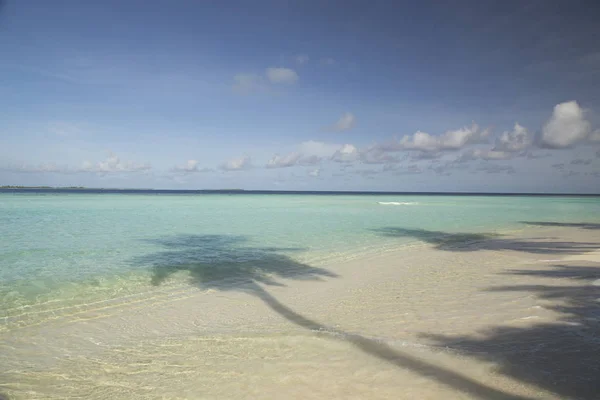 Τροπικό νησί και παραλία με άμμο εξωτικά ταξίδια. — Φωτογραφία Αρχείου