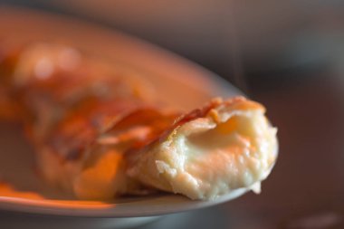 Peynirli ekmek, şiş üzerine pişmiş.