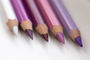 Beyaz arkaplanda renkli kalemler.