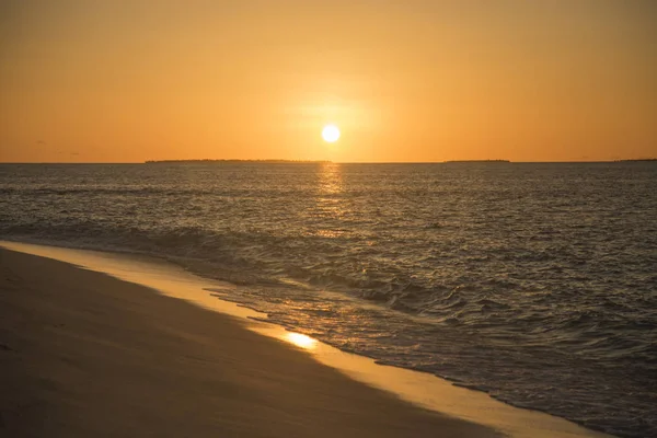 Pôr-do-sol dourado numa ilha tropical . — Fotografia de Stock