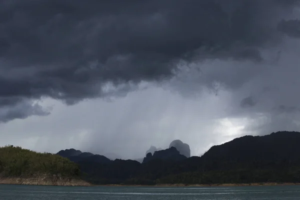 Nubes de tormenta en los trópicos . — Foto de Stock