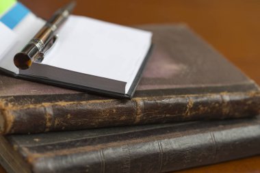 Ahşap masa üzerinde eski kitaplar.