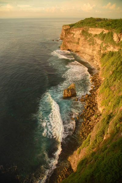 Óceán hullámai törés a sziklák lábánál, egy hegyi clif — Stock Fotó