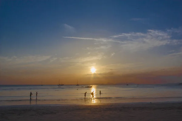 Τουρίστες με Σακίδια με τα πόδια κατά μήκος της αμμώδους παραλίας στη θάλασσα στο — Φωτογραφία Αρχείου