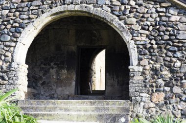 Duvar eski bir duvarındaki kemerli giriş yaptı.