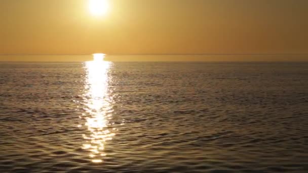 Słońce zachodzi w morzu. — Wideo stockowe