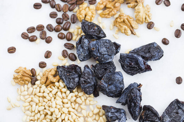 Изделия на горизонтальной мраморной белой поверхности
.