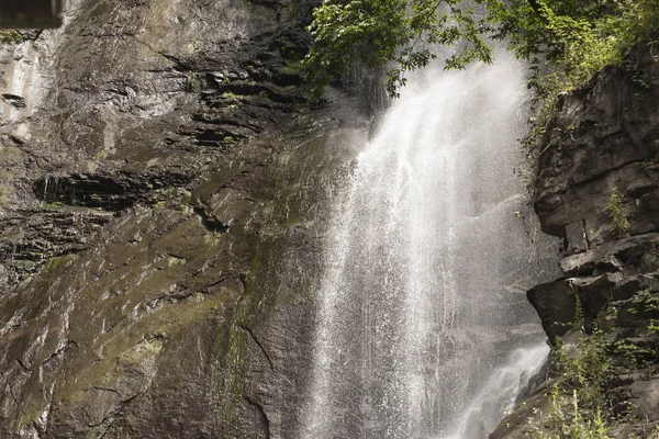 La cascata che cade dalle rocce nella gola . — Foto Stock