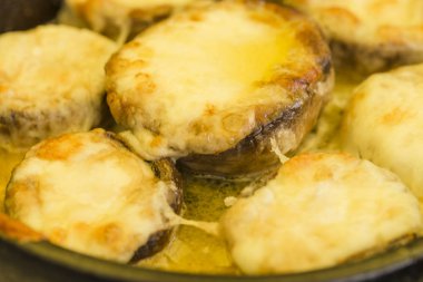 Bir kil tavada kızartılmış mantar. 