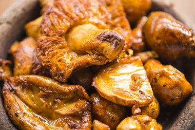 Bir kil tavada kızartılmış mantar. 