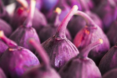 Yatay bir yüzey üzerinde olgunlaşmış incir.