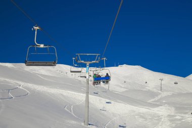Kayakçılar bir chairlift tırmanmak. 