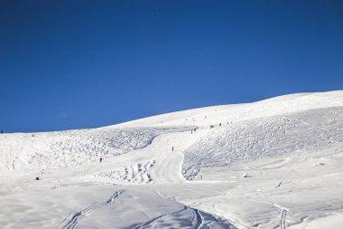 Dağ kayakçı yamaç dağ yoluna inerler.