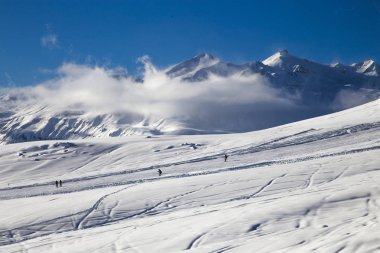 Dağlar ve bulutlar arka plan üzerinde Uzaktan Skiesr