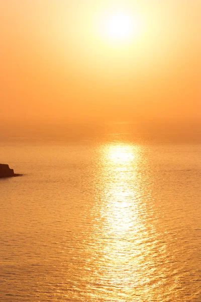 Belo pôr-do-sol dourado no mar . — Fotografia de Stock