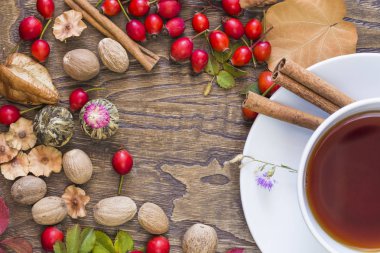 Sonbahar yaprakları ve meyve ile çevrili çay. 