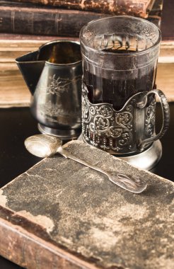 Retro nesneleri ile masaüstünde Servis Kahvaltı.