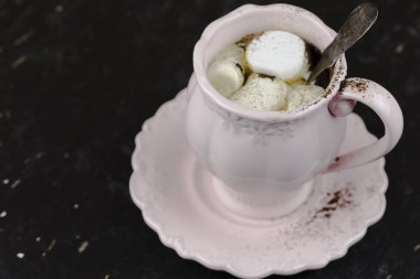 Bir fincan kahve ile kahvaltıda hatmi