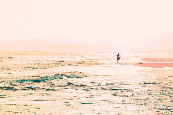 Donna sulla spiaggia all'alba — Foto Stock