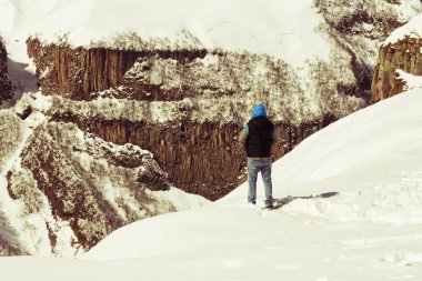 Bir uçurumun üzerinde duran bir adam. Retro tonlama.