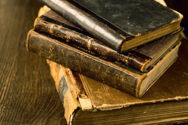 Eski kitaplar bir yığın yalan.