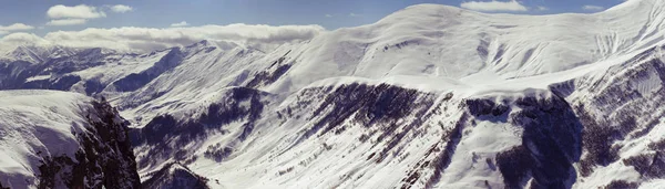 雪に覆われた山脈のパノラマ — ストック写真