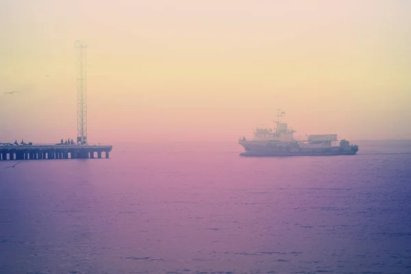 El barco va al muelle al amanecer. . — Foto de Stock