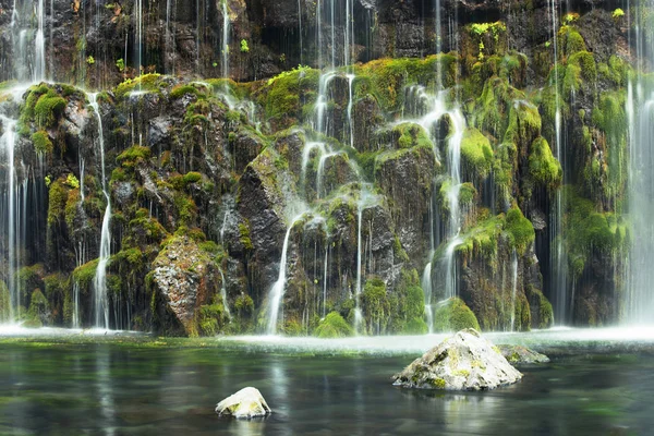 Cascata a cascata in montagna . — Foto Stock