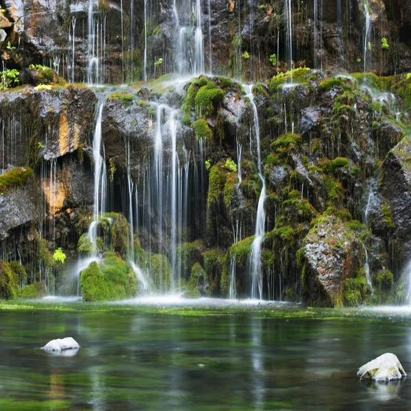 Cascada en cascada en las montañas . —  Fotos de Stock