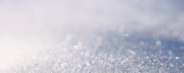 Kar, bulanık bir arkaplanı kapatır