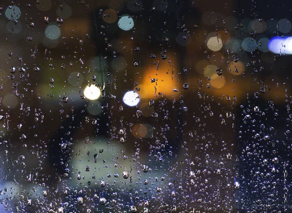 Venku prší. Kapky vody v noci na okenní tabuli. Špatné počasí — Stock fotografie