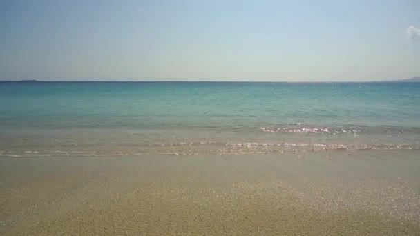 Türkisfarbenes Warmes Meer Einem Ruhigen Sonnigen Tag Leerer Sandstrand Einem — Stockvideo