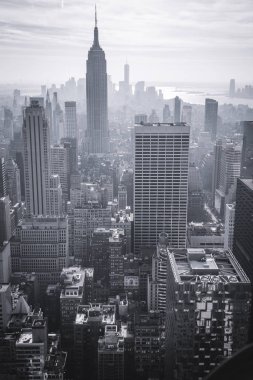 Manhattan 'ın New York' a yüksekten bakışı. Katmanlı siluet