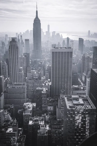Manhattan 'ın New York' a yüksekten bakışı. Katmanlı siluet