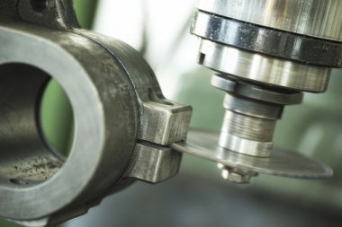 metal işleme makine iş başında 