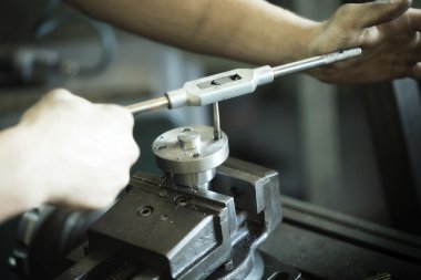 Erkek işçi tezgahı üzerinde çalışma