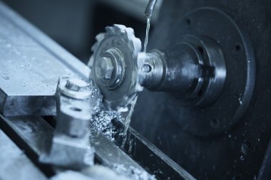metal işleme makine iş başında 
