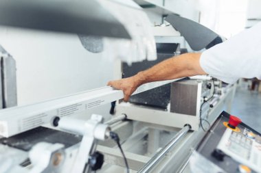 Makine kesme işi işçi