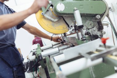 Makine kesme işi işçi