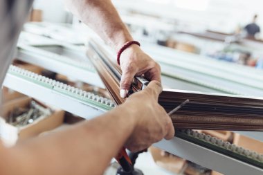 PVC kapıları ve pencereleri monte eden el işçisi