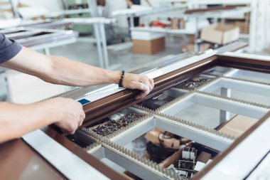 PVC kapıları ve pencereleri monte eden el işçisi