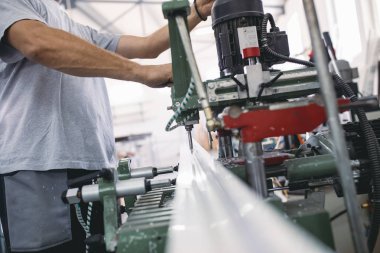Makine kesme işi işçi
