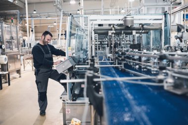 Fabrika satırındaki iş işçisi
